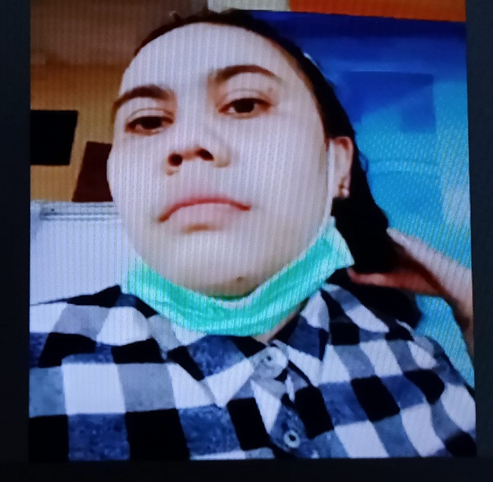 Terdakwa Ayik Tirana (28) , menjalani sidang di ruang Candra PN Surabaya, secara online, Senin (26/04/2021). SP/Budi Mulyono