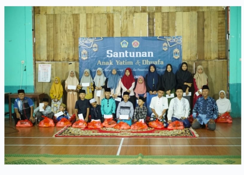 Anak yatim dan duafa usai menerima santunan jelang akhir Ramadan bertempat di Balai Desa Tanggulrejo, Manyar, Gresik.