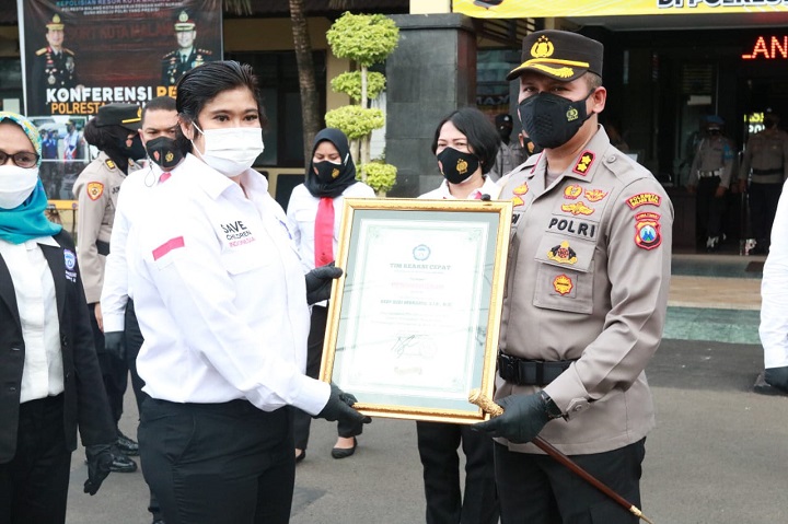 Kapolresta Malang Kota AKBP Budi Hermanto saat menerima piagam penghargaan. SP/Her