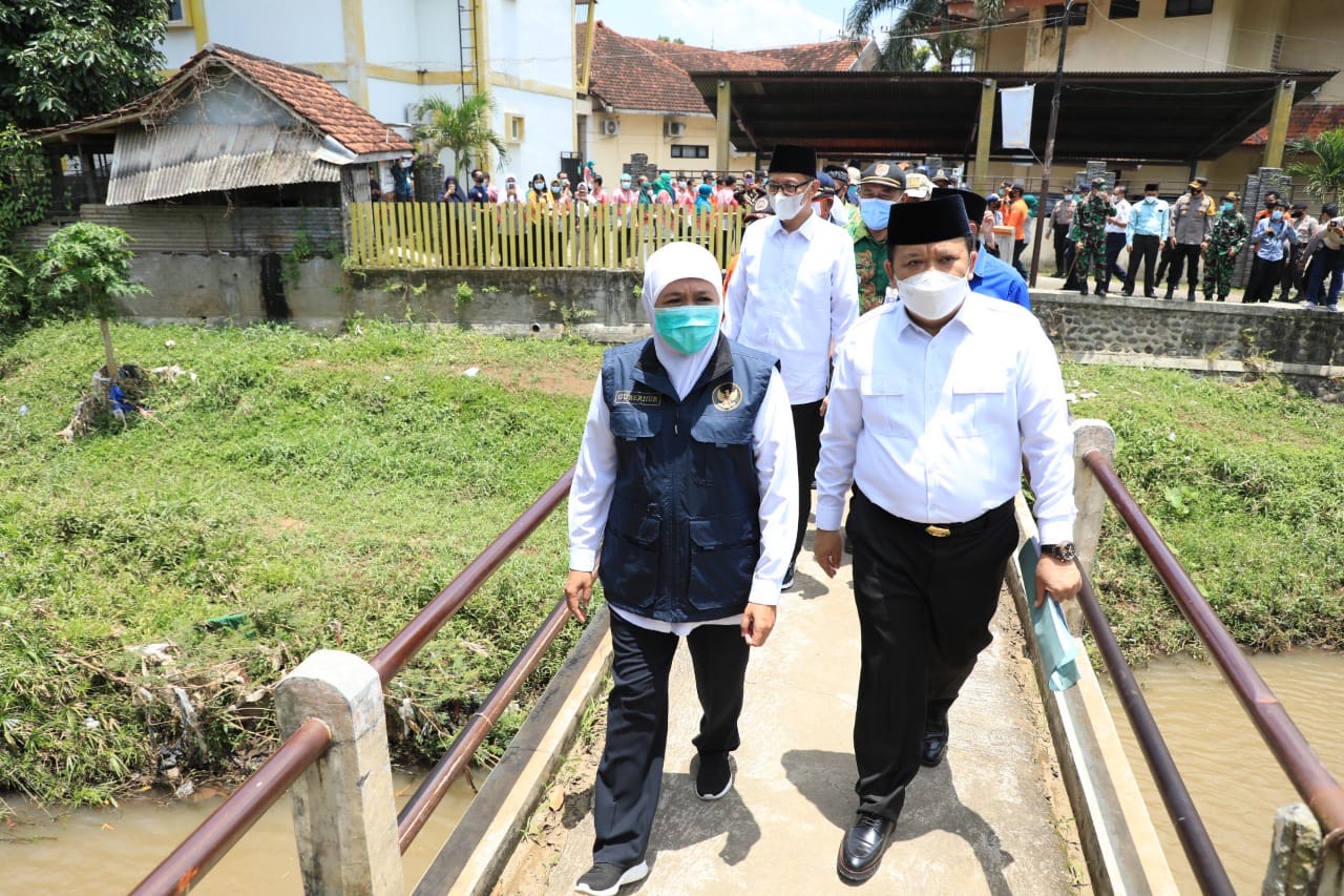 Gubernur Jawa Timur bersama Bupati Jember melakukan peninjauan Bencana Banjir di Dusun Kreongan, Rabu (03/03/2021). SP/ MOCHAMMAD KASYFI FAHMI 