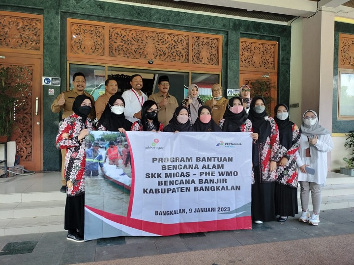 Ketua Forum CSR Kabupaten Bangkalan pada saat menyerahkan bantuan sembako, terhadap masyarakat terdampak banjir di Kabupaten Bangkalan. SP/Faisal