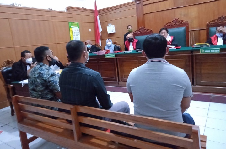 Jaksa hadirkan saksi korban Parno (paling kanan), dan dua Polisi di ruang Sari 1, PN Surabaya, Kamis (17/06/2021). SP/Budi Mulyono