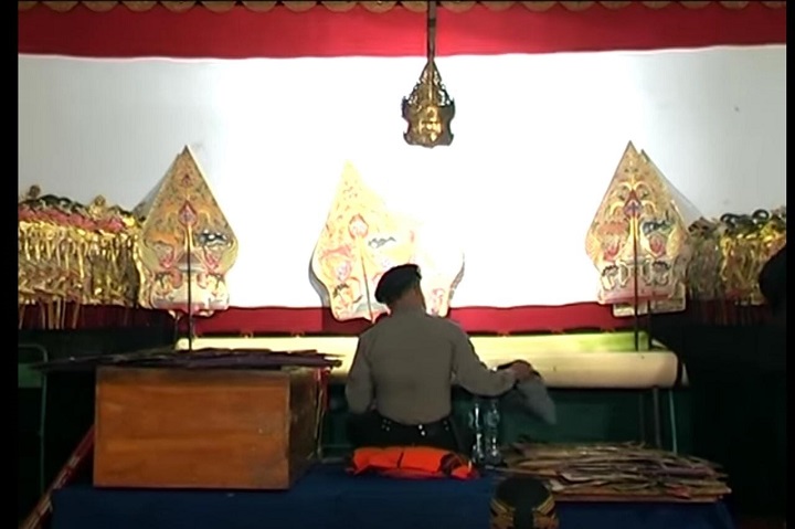 Aiptu Guritno saat menunjukkan kemampuannya menjadi dalang. SP/Her