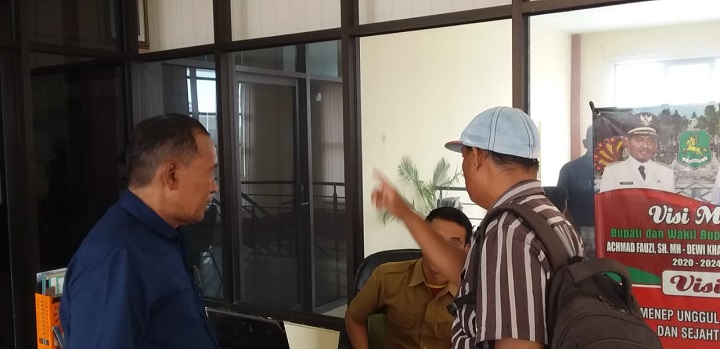 Reporter Surabaya Pagi, Ainur Rahman dan Ketua IKWAL Sumenep, Moh. Ali, saat dicegat masuk kantor BPPKAD oleh ajudannya. SP/Fay