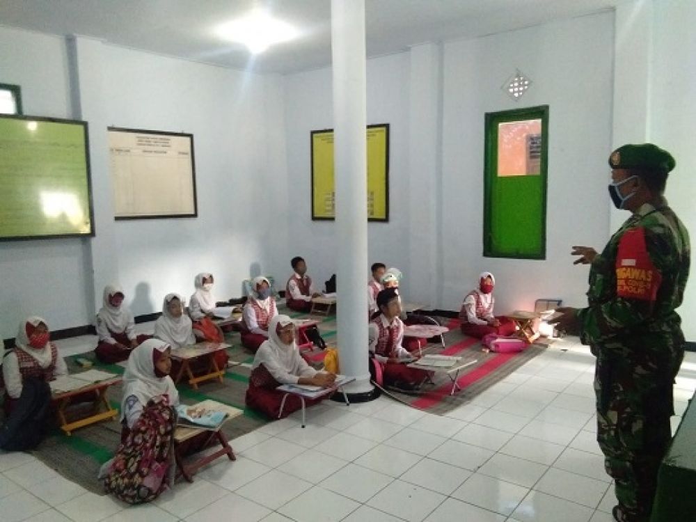 Danramil 0821/11 Yosowilangun Kapten Inf Hambali Lubis, S.H saat mendampingi kegiatan pembelajaran dalam jaringan (daring). SP/Lim