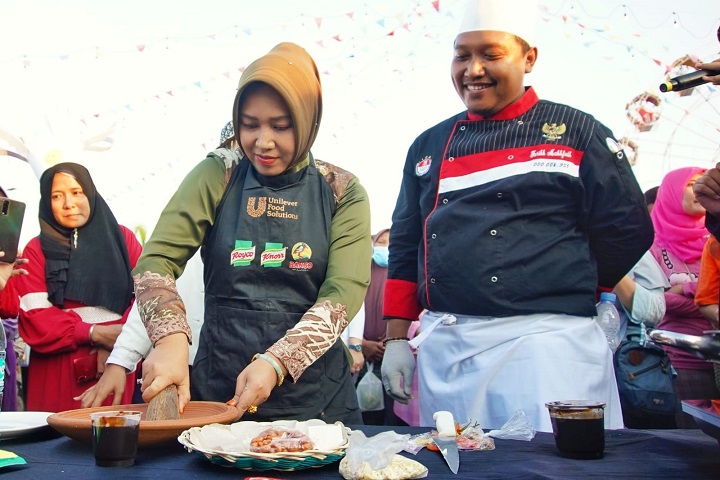 Wali Kota Mojokerto saat menyiapkan bumbu tahu thek dalam Festival Tahu Thek