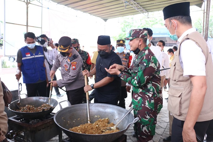 Gus Yani bersama Kapolres AKBP Nur Azis dan Dandim Letkol Inf Taufik Ismail saat berada di dapur umum pengungsi banjir Desa Hutan Ploso, Benjeng. SP/Grs