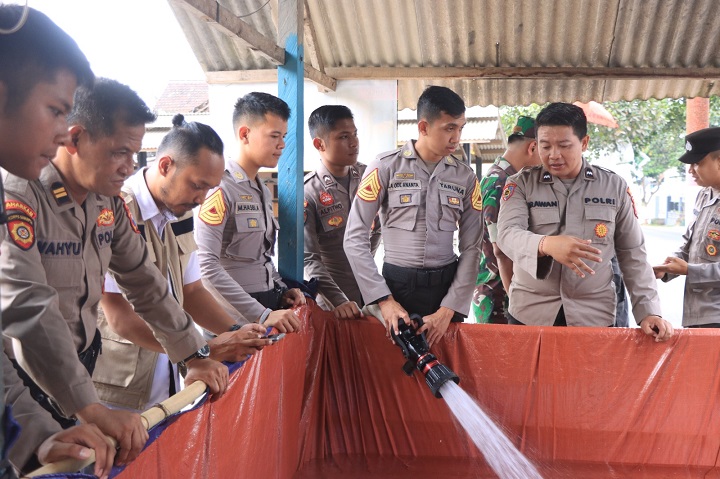 Petugas membagikan air bersih kepada warga terdampak kekeringan. SP/Lestariono