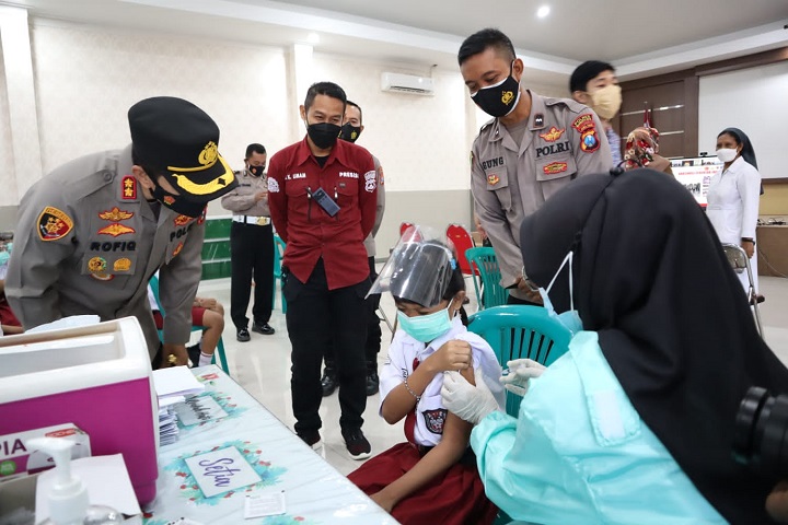 Kapolresta Mojokerto AKBP Rofiq Ripto Himawan saat meninjau vaksinasi anak di SD Katolik Wijana Sejati. SP/Her