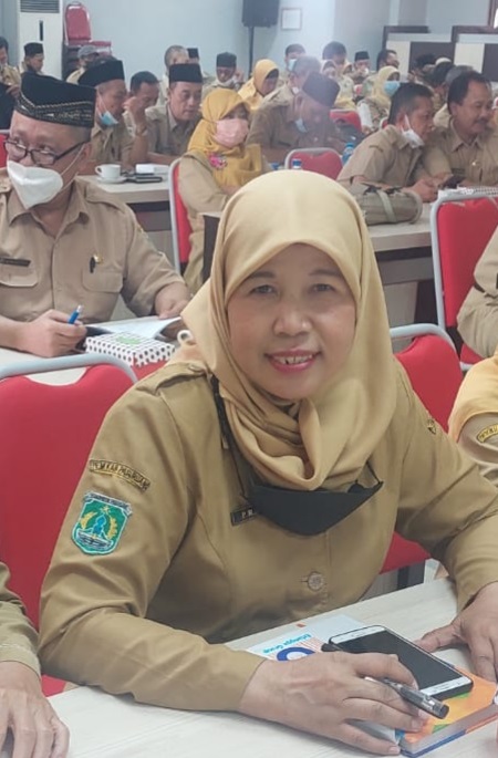 kepala Sekolah SMP Negeri 1 Bangil Hj Suprapti