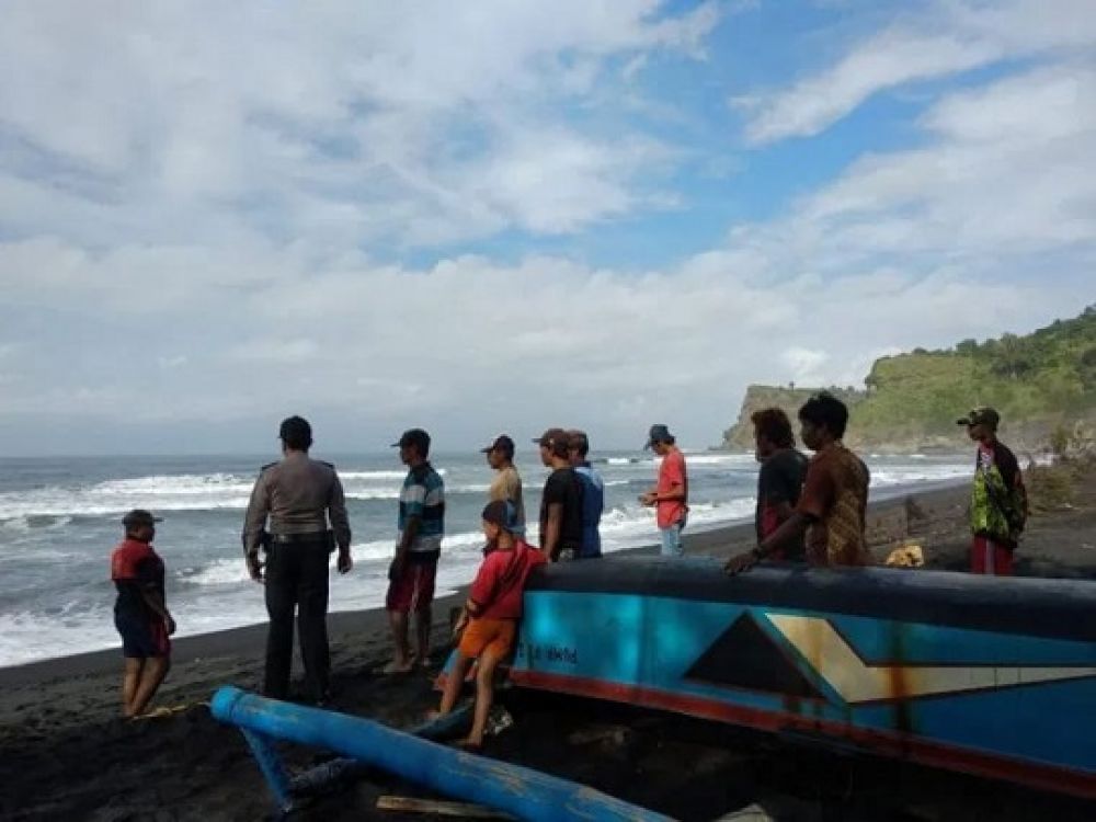 Polisi dan beberapa warga mencoba melakukan pencarian di sekitar bibir pantai. SP/Lim