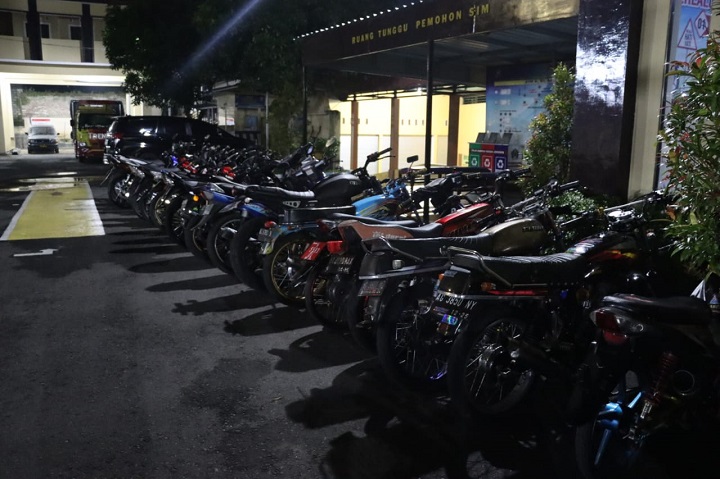Puluhan motor yang terjaring razia diamankan polisi. SP/Hadi Lestariono