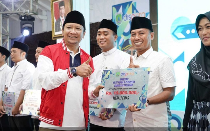 Bupati Pasuruan Gus Irsyad, saat memberikan penghargaan kepada atlet, pelatih dan official.