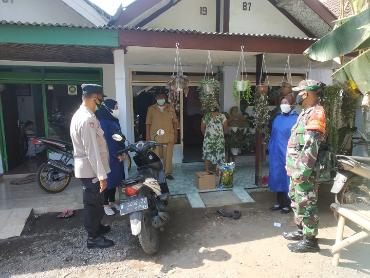 Jajaran Polsek Polres Lumajang mendampingi Tim Tracer dari Puskesmas untuk melacak kontak erat atau tracing contact dari warga yang terkonfirmasi positif Covid-19. SP/Lim