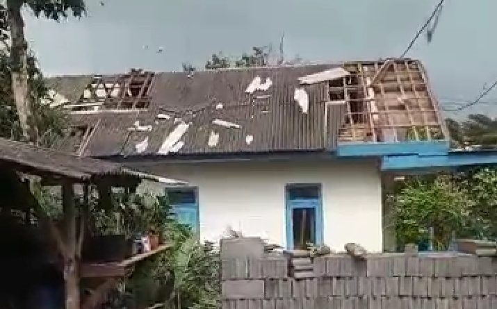 Salah satu rumah warga yang rusak akibat diterjang angin puting beliung. SP/Lim