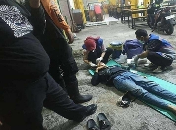 Kondisi korban kecelakaan yang tengah dievekuasi oleh PMI di Jalan Bratang Gede, Gubeng, Surabaya, Senin (01/01/2024). SP/ SBY