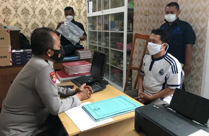 Pelaku saat menjalani pemeriksaan di kantor polisi