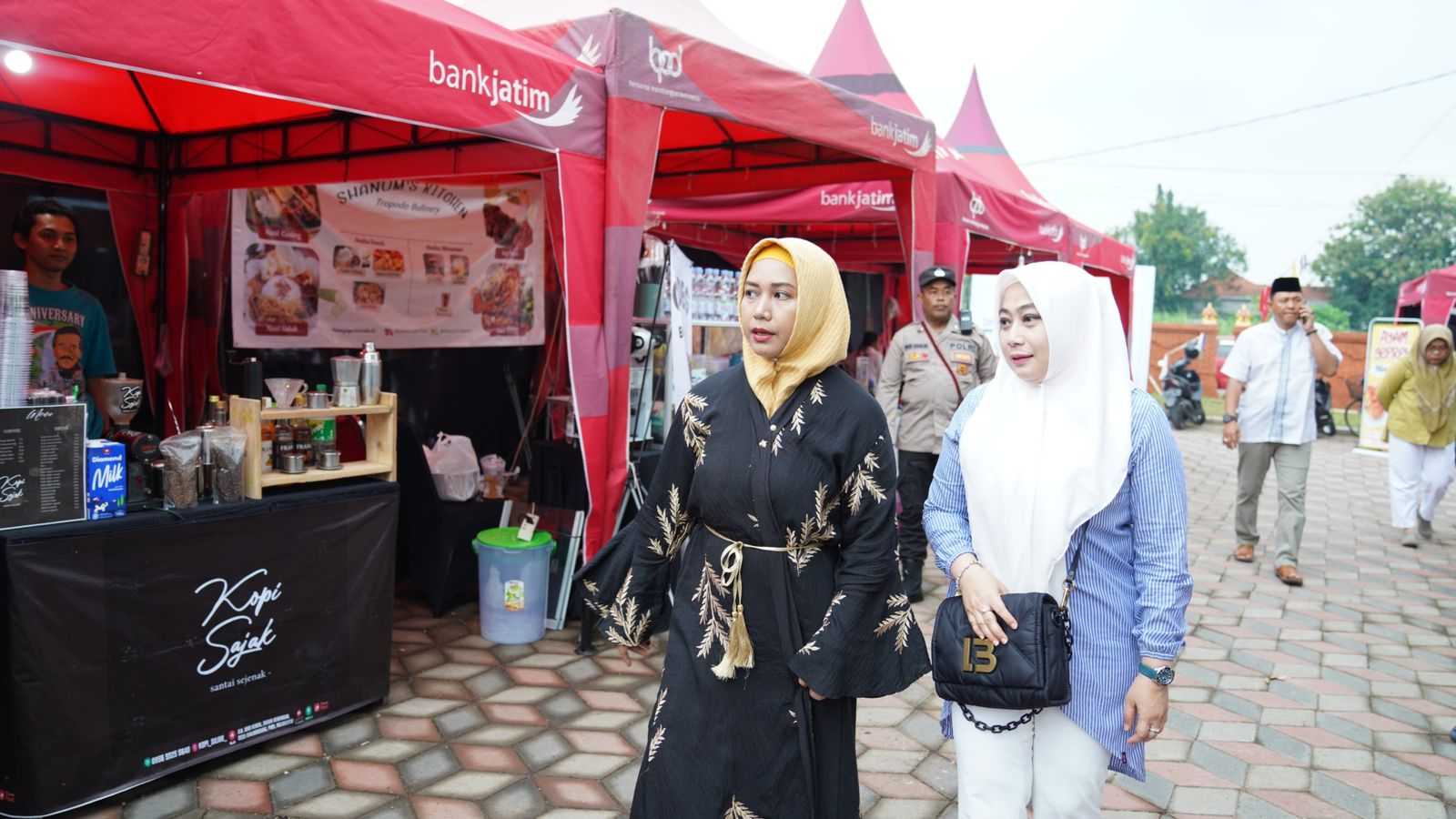 Wali kota Mojokerto Ika Puspitasari didampingi Kepala DiskopUKMPerindag meninjau stand pedagang. Foto: Pemkot Mojokerto.