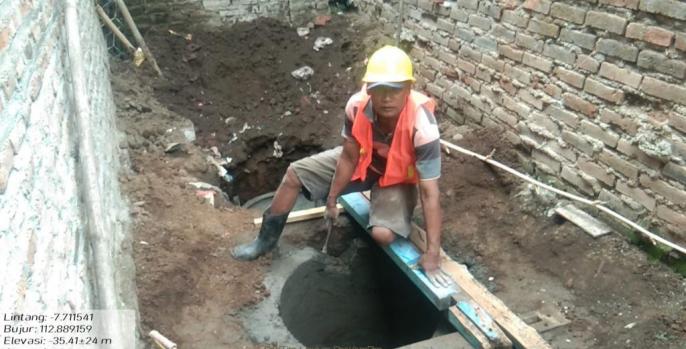 Salah satu pekerja saat menggarap unit jamban