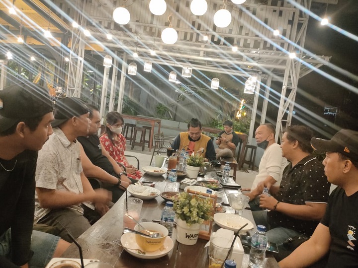 Novi (wanita di sebelah kiri) dapat ditangkap dan dilakukan pemeriksaan termasuk kesehatanya. SP/Hadi Lestariono