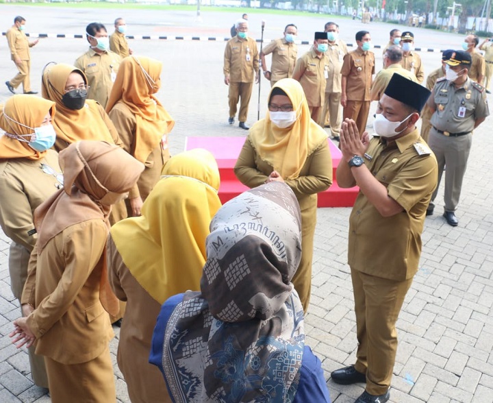 Bupati Gus Yani didampingi Wabup Aminatun Habibah usai memimpin apel pagi di Halaman Kantor Bupati. SP/M.AIDID