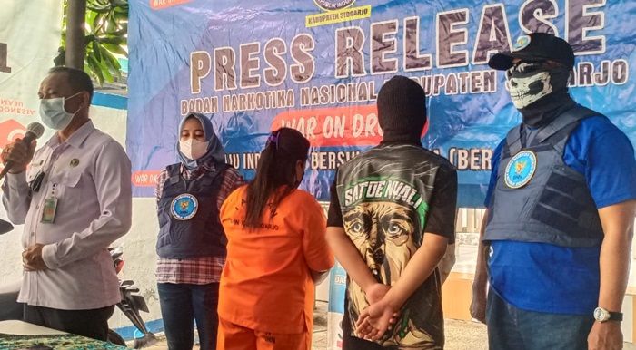 Kedua pelaku pengedar narkoba yang diamankan BNNK Sidoarjo