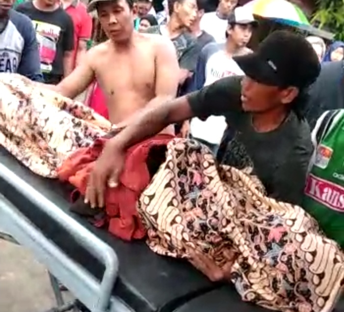 Korban tenggelam di Sungai Kedung Cinet saat dibawa kerumah duka. SP/M Yusuf