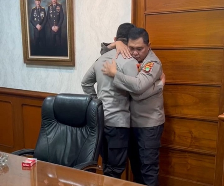 Momen Irjen Ferdy Sambo menangis di pelukan Kapolda Metro Jaya Irjen Mohammad Fadil Imran, Kamis (14/7/2022).