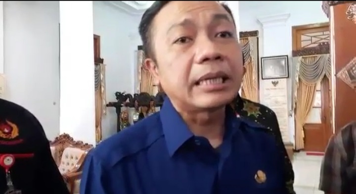 Wakil Bupati Blitar Rahmad Santoso saat memberikan keterangan kepada wartawan. SP/Hadi Lestariono