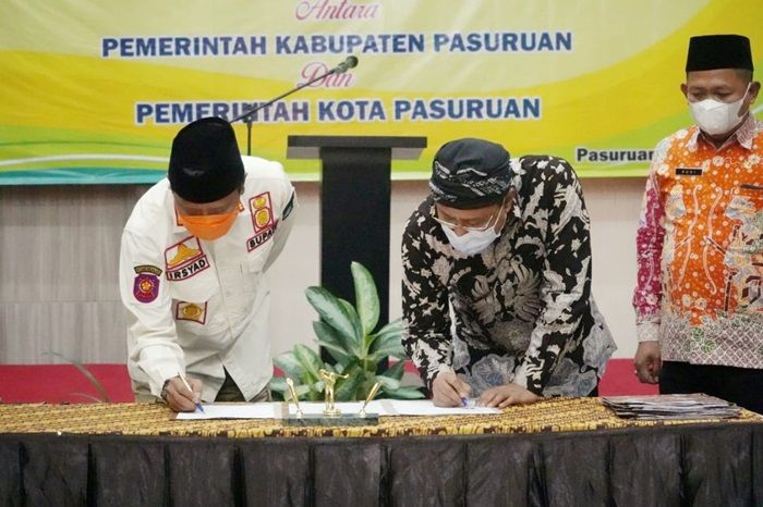 Gus Ipul (kanan) bersama Gus Irsyad saat melakukan Penandatanganan Kesepakatan Bersama (MoU) dan Perjanjian Kerja Sama (PKS).
