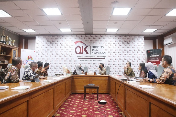 Pemkab Mojokerto saat dapat bersama dengan OJK di Gedung Bank Indonesia, Jalan Pahlawan No.105 Surabaya. Selasa (5/4) siang. SP/Dwy AS