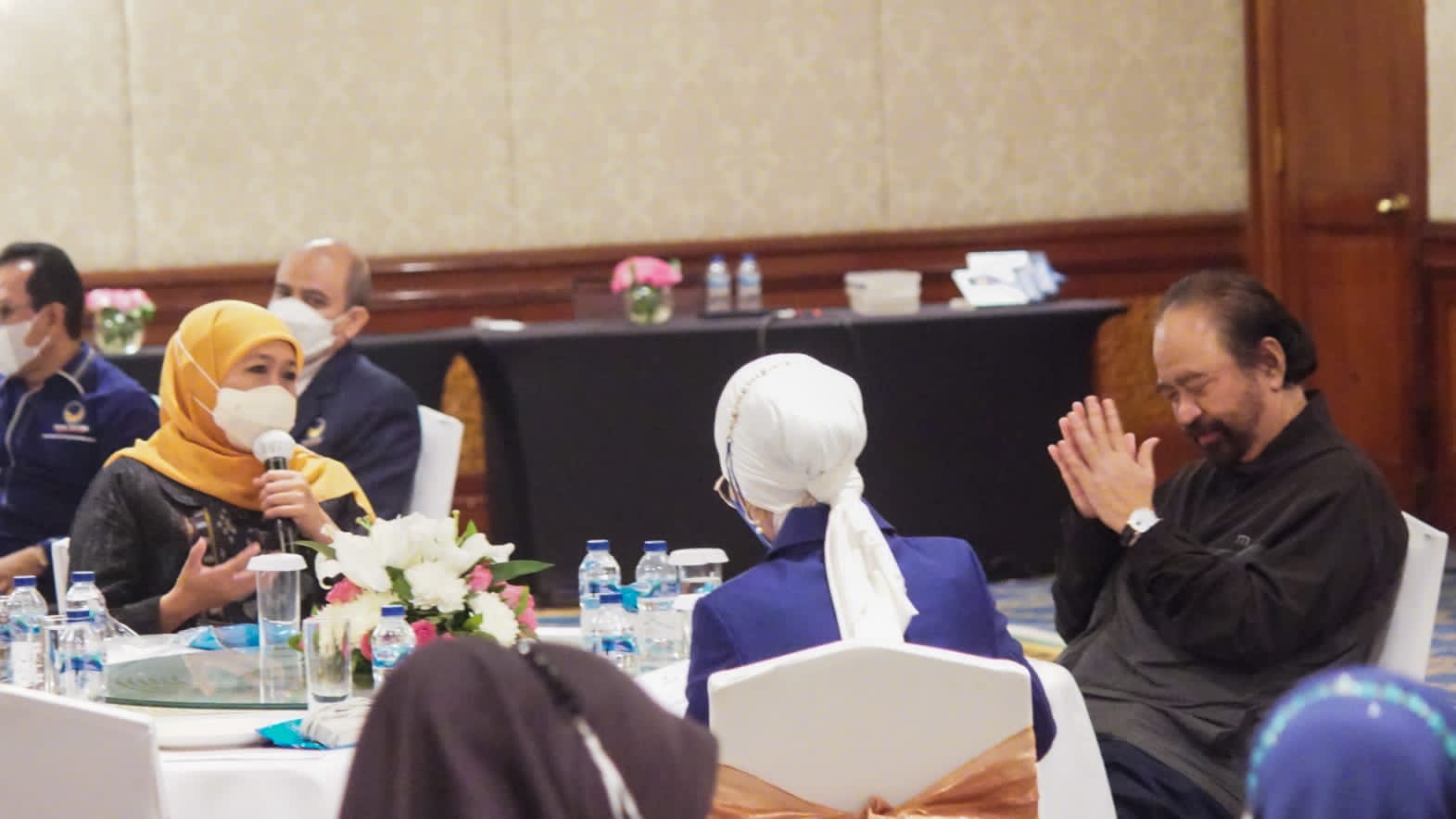 Gubernur Khofifah saat temu silaturrahim bersama kader Nasdem dan Ketua Umum Partai Nasdem Surya Paloh, yang dilaksanakan di Hotel Shangri-La Surabaya, Selasa (1/3/2022) malam.