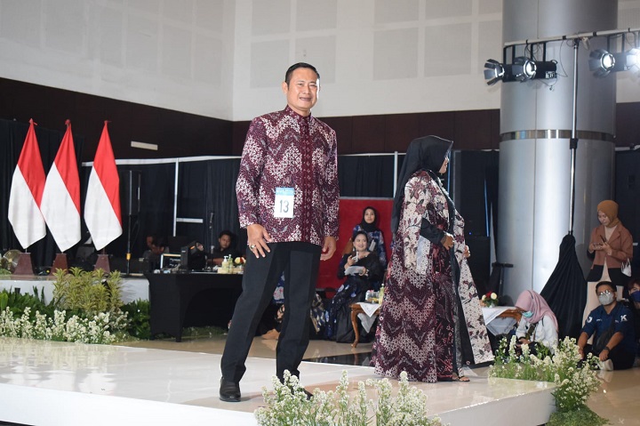 Bupati dan istri saat tampil parade fashion show 18 Tahun Batik Bordir dan Aksesoris Fair 2023, yang gelar di Grand City Exhibition Surabaya. SP/MUHAJIRIN KASRUN