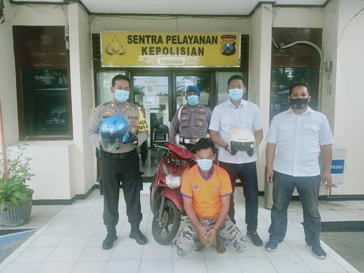 Pelaku maling helm saat diringkus Polsek Sukolilo. SP/Septyan