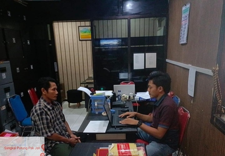 Pelaku saat diperiksa petugas. SP/Lestari