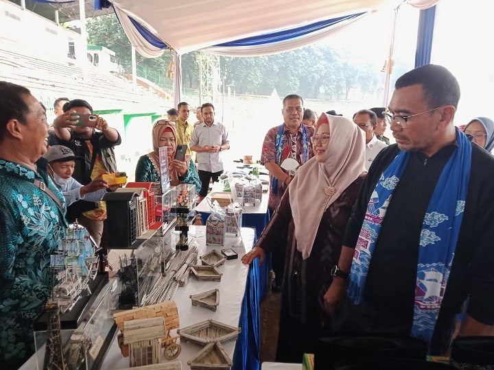 Staf Khusus Menteri BUMN Arya Sinulingga didampingi Wabup Gresik Aminatun Habibah melihat dari dekat produk UMKM pada acara Pasar Rakyat dan Bazar UMKM yang digelar Petrokimia Gresik di Stadion PG, Kamis (2/3). SP/SIG