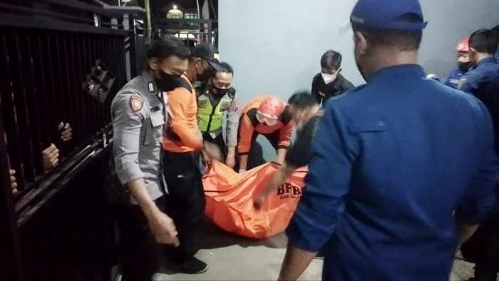 Petugas BPBD mengevakuasi jenazah korban.