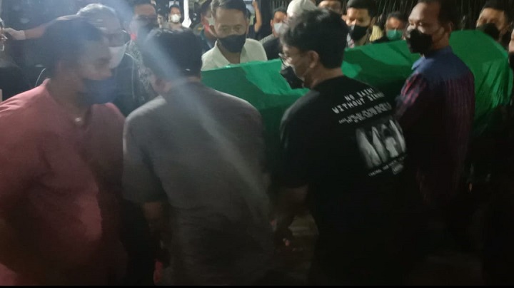 Jenazah Wakil Wali Kota Mojokerto Achmad Rizal Zakaria saat tiba di rumah duka di Kelurahan Pulolor, Kecamatan Prajuritkulon. 