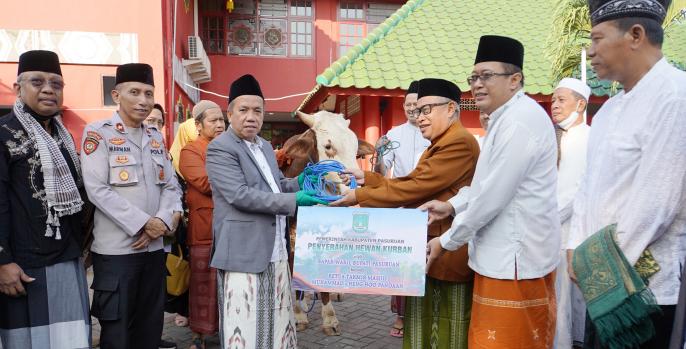 Wabup Gus Mujib menyerahkan bantuan hewan qurban kepada takmir masjid Muhammad Cheng hoo secara simbolis.