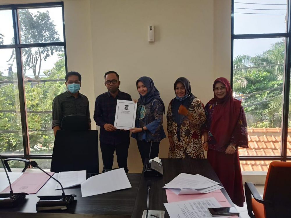 Fraksi PAN-PPP DPRD Surabaya menyerahkan melaporkan Ketua DPRD Surabaya Adi Sutarwijono ke Badan Kehormatan (BK), Rabu (6/5).