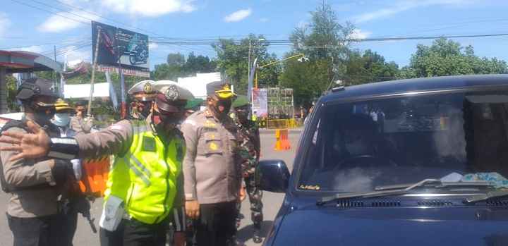 Kapolres Blitar Kota AKBP Yudhi ikut memeriksa pengendara mobil. SP/Hadi Lestariono