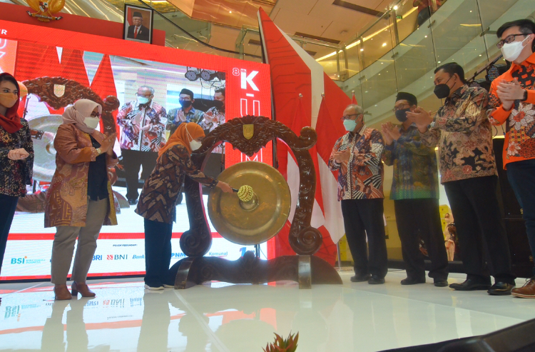 Gubernur Jatim Khofifah membuka -UMKM Expo 2021 ke-8 di Atrium Grand City Surabaya, Rabu (15/9/2021). Sp/Arlana