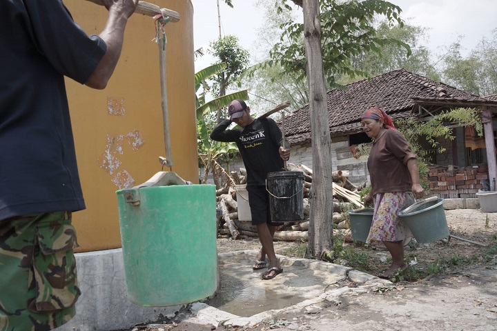 Droping air bersih bantuan dari Pemprov Jatim dan Pemkab Jombang di Dusun Tondowesi, Desa Pojokklitih, Kecamatan Plandaan, Kabupaten Jombang, Selasa (24/10/2023).