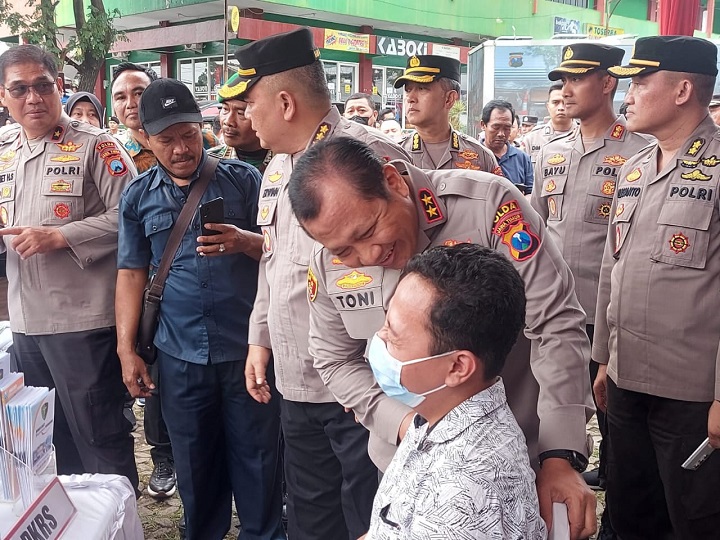 Kapolda Jatim Irjen pol. Toni Harmanto saat kegiatan Jumat curhat bersama masyarakat di masjid Cheng hoo.