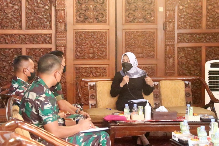 Bupati Mojokerto Ikfina Fahmawati saat silaturahmi dengan Komandan Resimen 2 Pasukan Marinir (Pasmar) Kavaleri, Senin (7/2). SP/Dwy AS