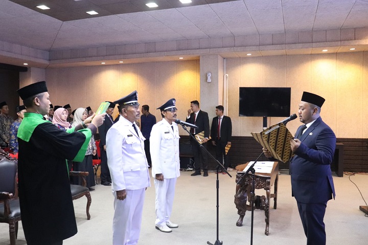 Bupati Gresik Fandi Akhmad Yani saat melantik Kades Roomo Manyar Taqwa Zainudin dan Kades Gedangkukut Cerme Mukhamad Syahroni, Jumat (1/12). SP/Grs