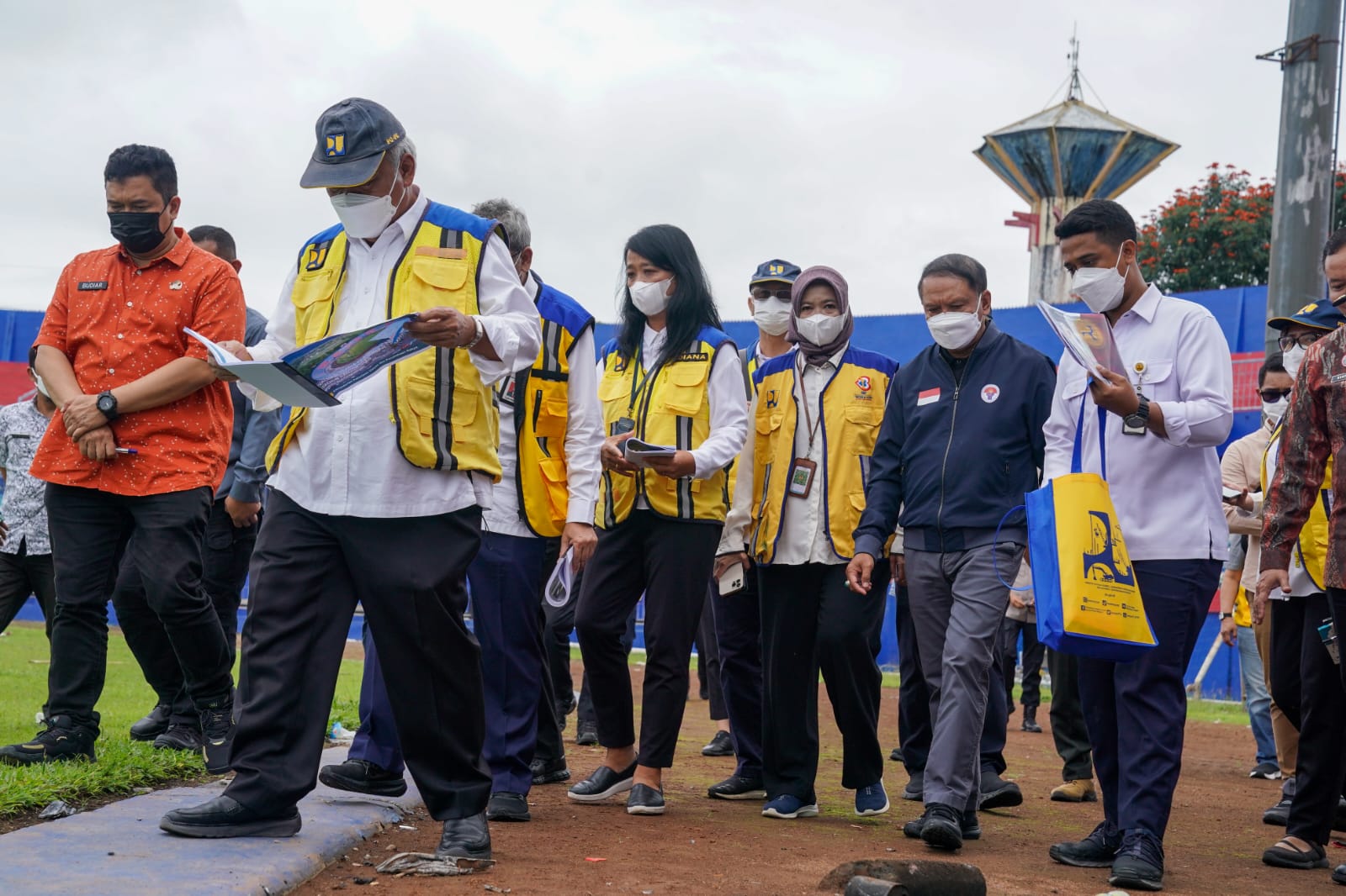 Tim dari Kementerian PUPR saat mengunjungi Stadion Kanjuruhan, Kamis (13/10/2022).