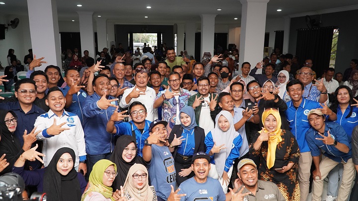 Menparekraf Sandiaga Salahuddin Uno saat menyapa pelaku usaha ekonomi kreatif Lamongan. SP/MUHAJIRIN