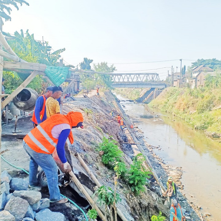 Proyek Plengsengan Sungai Raos yang tak dilengkapi papan proyek. SP/AKB