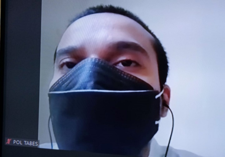 Terdakwa Aulia Rahman  Fitri, menjalani sidang di ruang  Candra PN Surabaya secara online Rabu, (09/06/2021). SP/Budi Mulyono